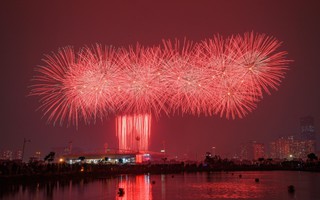 Biển người háo hức xem pháo hoa chào mừng Đại hội XIV của Đảng thành công rực rỡ