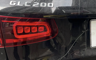 Công an vào cuộc vụ xe Mercedes bị cào xước, bẻ gương, đập kính khi đỗ trước một trung tâm tiếng Anh