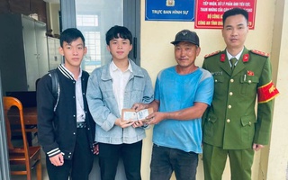 Hai nam sinh nhờ công an tìm người đánh rơi chiếc ví chứa số tiền lớn