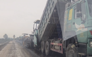 Thảm nhựa gặp trời mưa, nhà thầu ở Huế phải tăng  thời hạn bảo hành