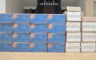 Cảnh sát lật tẩy "bí mật" trên chiếc xe tải đỗ bên đường