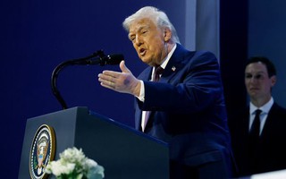 Nhà Trắng lý giải về vết bầm tím lạ trên tay Tổng thống Donald Trump tại Davos