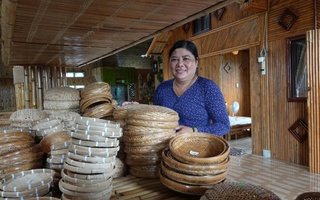 Người phụ nữ ở Cần Thơ đưa sản phẩm từ cây tre "xuất ngoại"