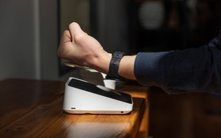 Thanh toán không chạm chuyển từ smartphone sang cổ tay