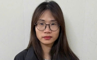 Nữ nhân viên ngân hàng rút ruột thẻ tín dụng của 39 khách hàng