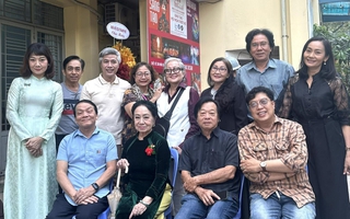 Nghệ sĩ tề tựu chúc mừng Tọa đàm "Kỳ nữ Kim Cương với thoại kịch miền Nam"