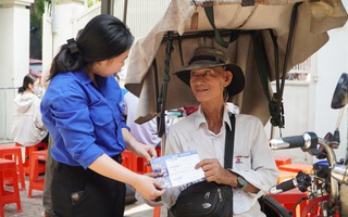 Vui mừng, xúc động khi được tặng vé xe về quê đón Tết