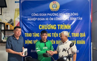 Tài xế xe ôm rơi nước mắt vì được tặng xe máy làm “cần câu cơm”