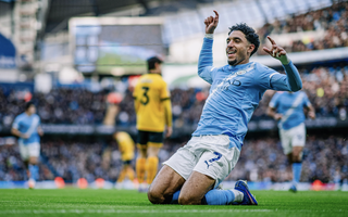 Tân binh Semenyo tỏa sáng, Man City trở lại đường đua Ngoại hạng