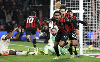 Bournemouth giáng đòn đau phút bù giờ, Liverpool lún sâu khủng hoảng