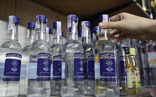 Chủ hãng rượu Vodka Hà Nội tiếp tục chìm trong lỗ nhưng kho tiền mới là điều gây chú ý