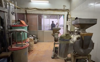 CLIP: Bên trong xưởng chế biến "thuốc đông y" Công an TPHCM vừa triệt phá