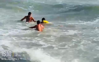 CLIP: Nín thở dõi theo cứu hộ bơi vòng qua bãi đá, cứu du khách ở Vũng Tàu