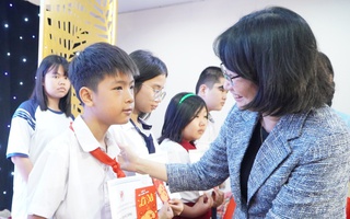 Học sinh, sinh viên mồ côi, khuyết tật nhận học bổng, quà Tết sớm