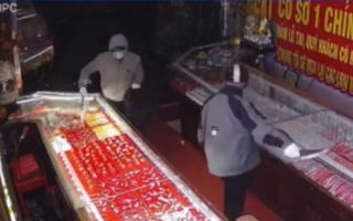 Truy bắt 2 thanh niên bịt mặt, cầm dao xông vào cướp tiệm vàng