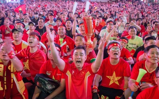 Đêm không ngủ của người hâm mộ bóng đá Việt Nam