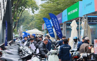 Chuỗi sự kiện Đổi xăng lấy điện: Người dân thủ đô xếp hàng “chốt đơn” xe máy điện VinFast liên tục 