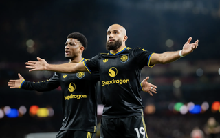 Arsenal thua sốc Man United sân nhà, Ngoại hạng Anh sôi sục