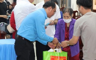 Công đoàn phường Tân Tạo tặng quà Tết cho công nhân, lao động có hoàn cảnh khó khăn