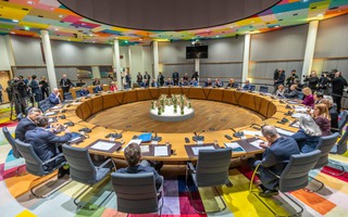 Cuộc chơi không cân xứng