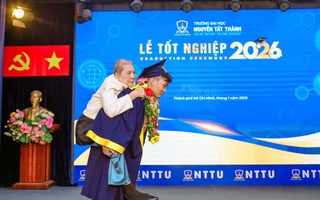 Nam sinh viên cõng mẹ lên sân khấu nhận bằng tốt nghiệp gây xúc động mạnh 