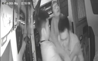 CLIP: Nhân viên nhà xe bị nhóm khách đánh dã man