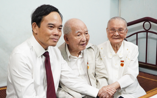 Bí thư Thành ủy TPHCM Trần Lưu Quang trao Huy hiệu 80 năm tuổi Đảng cho đảng viên Tô Bửu Giám