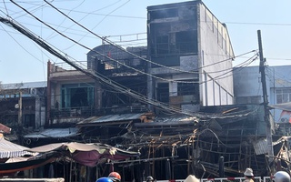 TPHCM: 84 cảnh sát tham gia chữa cháy vụ cháy 4 căn nhà ở phường Bình Đông