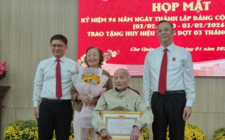 Trao huy hiệu Đảng tại phường Chợ Quán