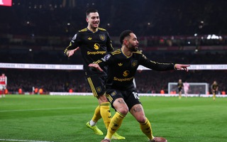 Man Utd trả giá đắt cho chiến thắng trước Arsenal