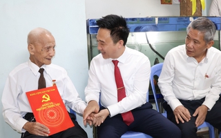 Lãnh đạo Thành ủy TPHCM trao tặng Huy hiệu Đảng cho đảng viên