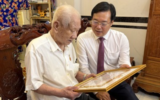 Lãnh đạo TPHCM trao huy hiệu 80 năm tuổi Đảng tại phường Thới An