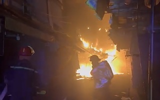 Cháy nhiều căn nhà ở phường Bình Đông- TPHCM lúc rạng sáng