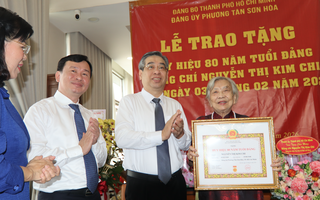 Cụ bà 97 tuổi nhận Huy hiệu 80 năm tuổi Đảng