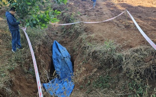 Truy tìm manh mối các đối tượng cướp ngân hàng từ hố đất nghi chôn giấu xe máy