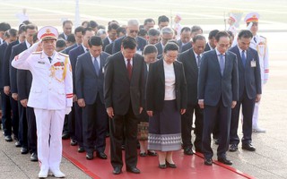 Tổng Bí thư, Chủ tịch nước Lào Thongloun Sisoulith vào Lăng viếng Chủ tịch Hồ Chí Minh