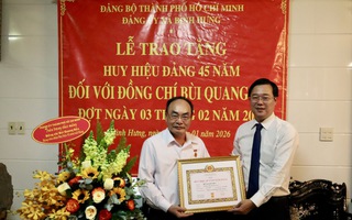 Lãnh đạo Thành uỷ TPHCM trao Huy hiệu Đảng cho nguyên Thứ trưởng Bộ Công an