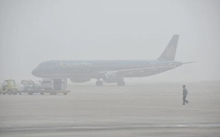 Nội Bài "tê liệt" tạm thời vì sương mù, nhiều chuyến bay phải bay vòng, hoãn cất cánh, chuyển hướng