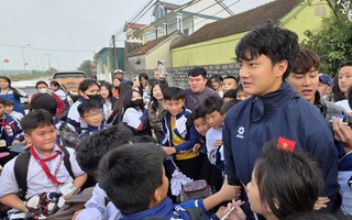 VIDEO: Thủ môn Cao Văn Bình về quê trong tiếng hô vang của người hâm mộ