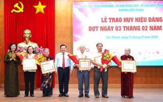 TPHCM: 29 đảng viên phường Bến Thành nhận Huy hiệu Đảng đợt ngày 3-2