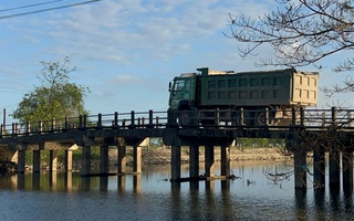 Cầu 13 tấn "cõng" xe 30-40 tấn, cầu Trắng chịu được đến bao giờ?