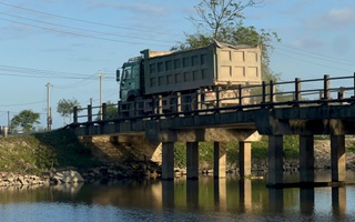 Vụ cây cầu 13 tấn "cõng" xe 30–40 tấn: Xã rất bức xúc