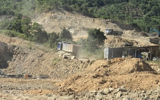 San đồi, xúc đất đem bán