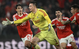 Thủ môn lập siêu phẩm, Benfica quật ngã Real Madrid đoạt vé play-off
