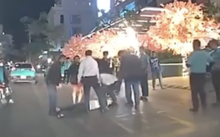 CLIP: Xô xát ở trung tâm thương mại Gold Coast Nha Trang, người đàn ông bị đấm gục