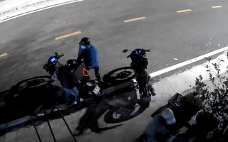 CLIP: Nhóm thanh niên phá khoá nhà dân, lấy đi két sắt và 2 cây vàng