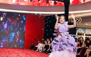 Ca sĩ hải ngoại Phương Trang bất ngờ xuất hiện tại tuần lễ thời trang của Xuân Lan