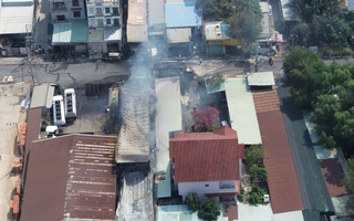 Vụ cháy xe bồn chở xăng ở TPHCM: Lan sang 1 xưởng