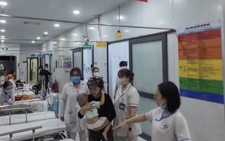 Từ lời đề nghị của người mẹ, CSGT kịp giúp bé trai 2 tuổi