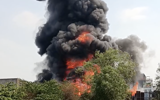 Cháy lớn xưởng pallet nhựa ở TPHCM